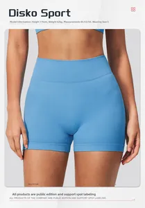Détail du short de yoga taille haute avec texture sans couture et taille du mannequin