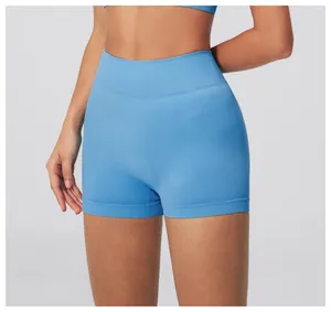 Détail du short de yoga bleu ciel sans couture avec large ceinture côtelée taille haute
