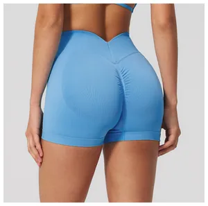 Vue détaillée du short de yoga bleu ciel sans couture avec effet scrunch et taille haute