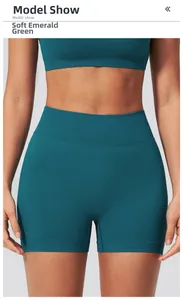 Gros plan d'un short de yoga sans couture et d'un haut de sport vert émeraude côtelé