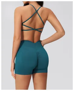 Gros plan du short de yoga taille haute sans couture avec effet push-up et texture