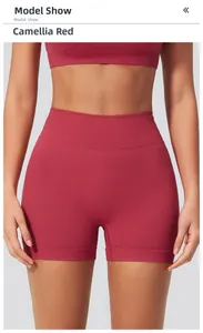 Détail du short de yoga sans couture rouge camélia à taille haute pour le fitness