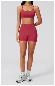 Détail du short de yoga sans couture taille haute en rouge rose foncé extensible