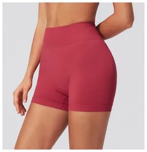 Détail du short de yoga sans couture taille haute rouge brique avec ceinture côtelée