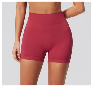 Gros plan sur un short de yoga sans couture taille haute rouge foncé avec taille côtelée