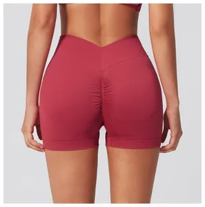 Détail du short de yoga sans couture à taille haute en V et effet push-up rose foncé