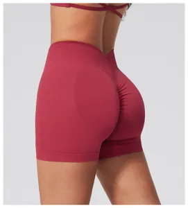 Détail du short de yoga sans couture avec taille haute en V et effet sculptant fessier