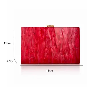 Dettaglio borsa da sera in acrilico marmo rosso con dimensioni 18cm x 11cm x 4,5cm