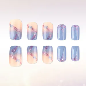 Unghie finte corte quadrate con sfumatura blu-viola e glitter a farfalla 3D lucidi