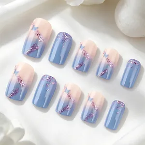 Unghie finte corte quadrate con sfumatura blu, glitter viola e decori a farfalla