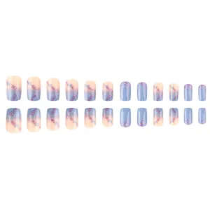 Unghie finte corte quadrate con sfumatura viola rosa, glitter e farfalla blu chiaro