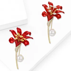 Elegante spilla a giglio rosso con perla bianca e finitura in metallo dorato da donna