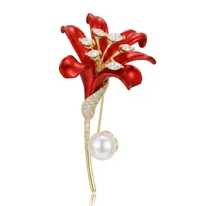 Elegante Spilla a Forma di Giglio Rosso per Donna in Rame Placcato Oro Con Zirconia Cubica e Perla Artificial di Imitazione Gioielli