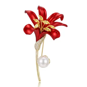 Elegante spilla a giglio con petali in smalto rosso, perla bianca e zirconi