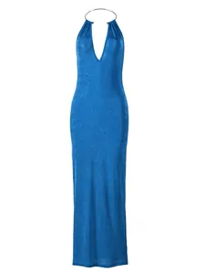 Vue détaillée de la robe longue bleu roi moulante avec décolleté en V et licou en métal