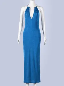 Détail de l'anneau métallique sur une robe longue bleue avec décolleté en V profond