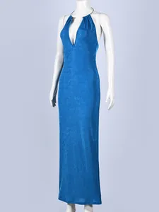 Détail d'une robe maxi bleu roi avec décolleté en V plongeant et anneau de cou en métal