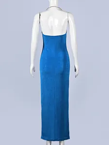 Détail d'une robe maxi dos nu bleu roi avec licou et texture de tissu métallique