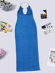 Détail de la robe longue bleue à licou avec anneau métallique argenté et plis délicats