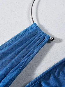 Détail du tissu tricoté bleu roi et de l'anneau métallique argenté du col licou