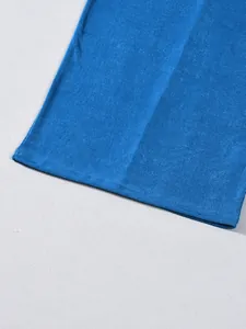 Détail macro de la texture en maille côtelée bleu royal et de l'ourlet de la robe longue