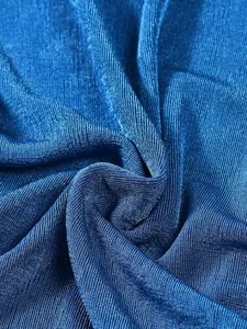 Gros plan sur un tissu bleu brillant avec une texture verticale fine et un drapé plissé