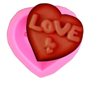 Moule en silicone rose en forme de cœur avec gaufrage LOVE pour savon et gâteau