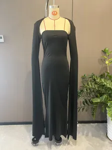 Détail de la robe noire moulante avec col carré et manches longues fendues élégantes