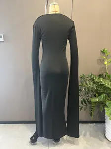 Vue détaillée des manches extra longues et de la silhouette longue de la robe noire chic