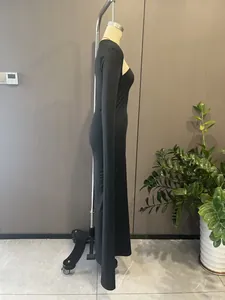 Vue latérale d'une robe de soirée longue noire ajustée avec design à épaules dénudées sur mannequin
