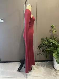 Vue latérale d'une robe longue rouge foncé moulante avec manches cape sur mannequin