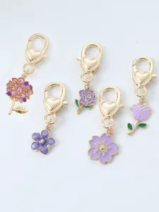 Détails du lot de 5 porte-clés floraux avec pendentifs en émail violet et fermoirs dorés