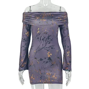 Détail de l'encolure bateau et de l'imprimé floral bronze sur la robe moulante mauve