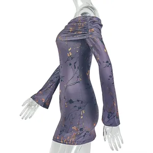 Détail de mini robe moulante à épaules dénudées avec imprimé floral et manches cloches