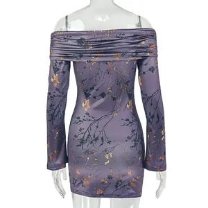 Détail de l'encolure bardot avec plis drapés sur une robe mini en satin à fleurs