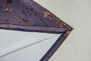 Détail de la couture surjetée de qualité sur le bord de la robe à imprimé floral violet
