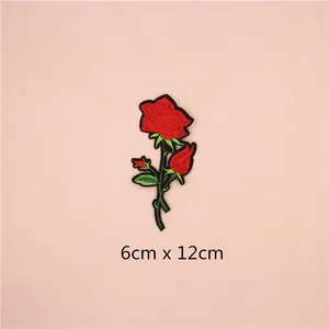 Magnifique écusson brodé rose rouge avec feuilles vertes pour décoration de vêtements