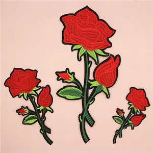 Trois écussons brodés de roses rouges de tailles variées pour décoration de vêtements