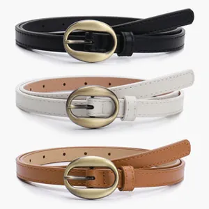 Détail de ceintures en cuir noir blanc et marron avec boucles ovales en métal doré