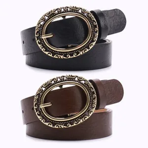 Détail de la boucle ovale évidée rétro sur les ceintures en cuir noir et marron