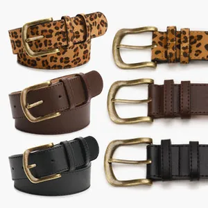 Détails des boucles métalliques en D sur ceintures léopard, marron et cuir noir