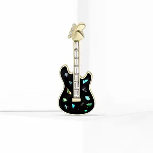 Broche guitare électrique dorée élégante avec émail noir et pierres de zircon brillantes