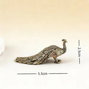 Vue détaillée d'une figurine de paon en laiton vintage avec mesure de 5,5 cm