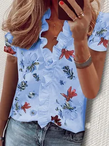 Camicetta da donna azzurra con stampa floreale rossa, scollo a V e volant