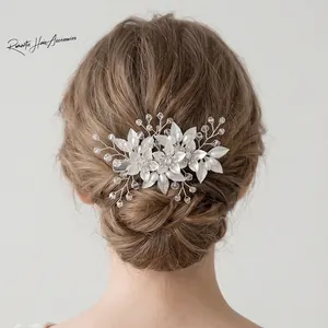 Détail de la pince à cheveux fleur en perles faite main avec fils d'argent et strass