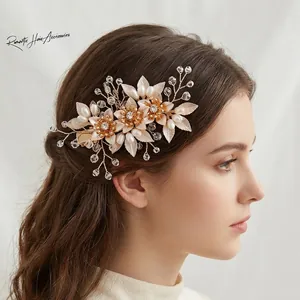 Détail d'épingle à cheveux fleurie en perles faite main avec branches dorées ajustables