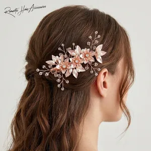 Détail de la pince à cheveux artisanale en or rose avec perles et feuillage
