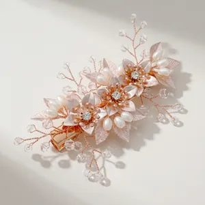 Détail de pince à cheveux or rose avec fleurs en métal brossé, perles et cristaux