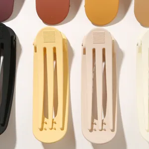 Détail de la pince à cheveux mate de 11 cm aux couleurs Morandi avec dents antidérapantes