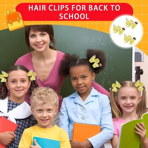 Pinces à cheveux en forme de crayon portées par une enseignante et ses élèves à l'école